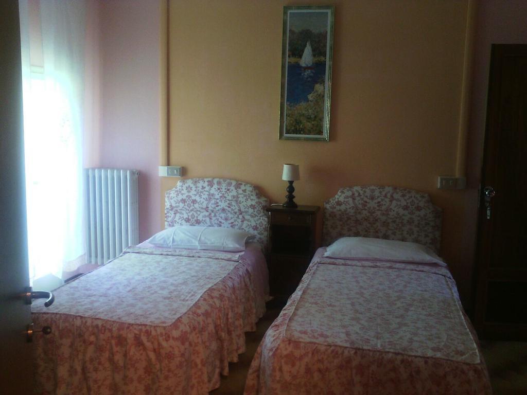 Villa Montrona Rr Imola Room photo