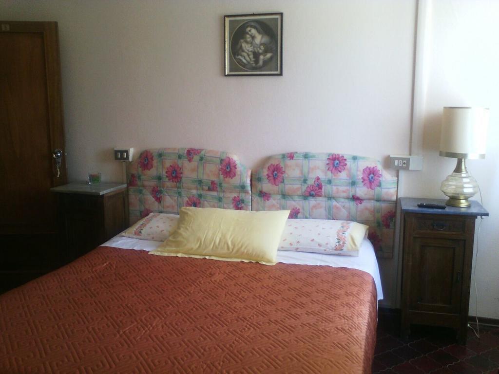 Villa Montrona Rr Imola Room photo