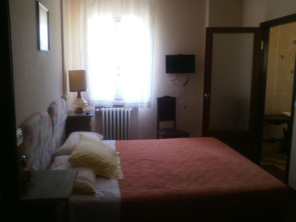 Villa Montrona Rr Imola Room photo