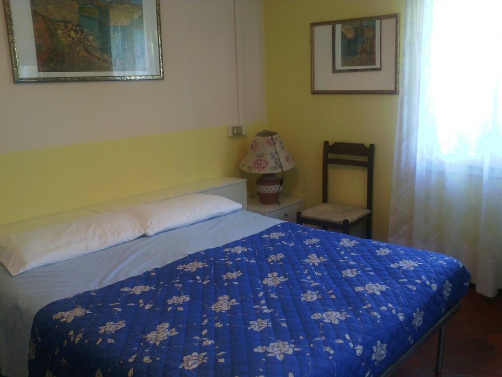 Villa Montrona Rr Imola Room photo